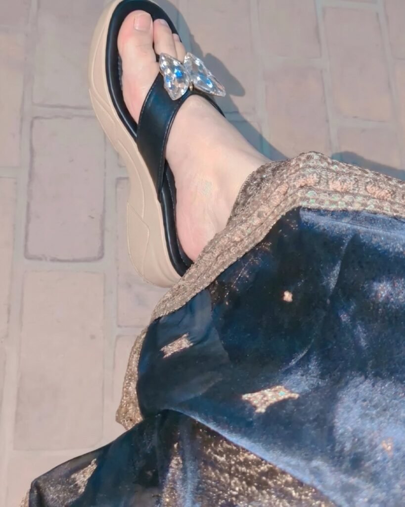 Aura Shoes customer photo — butterfly toe-post